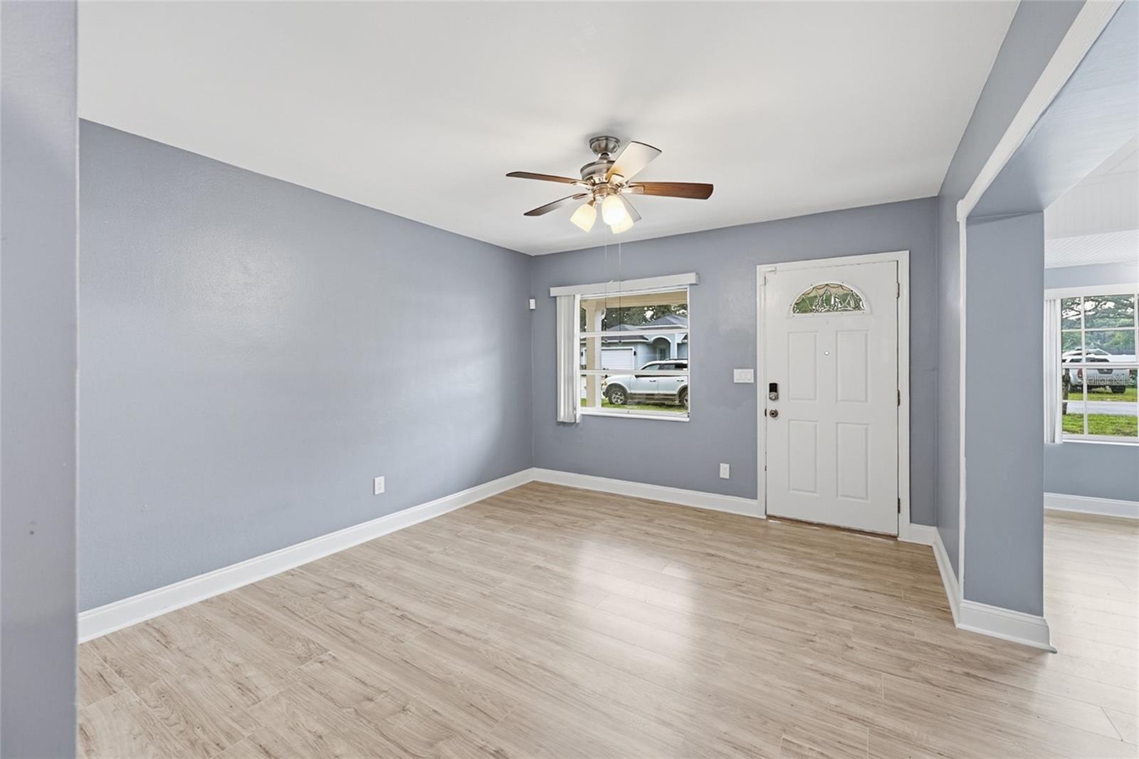 8407 N NEWPORT AVE — photo 10