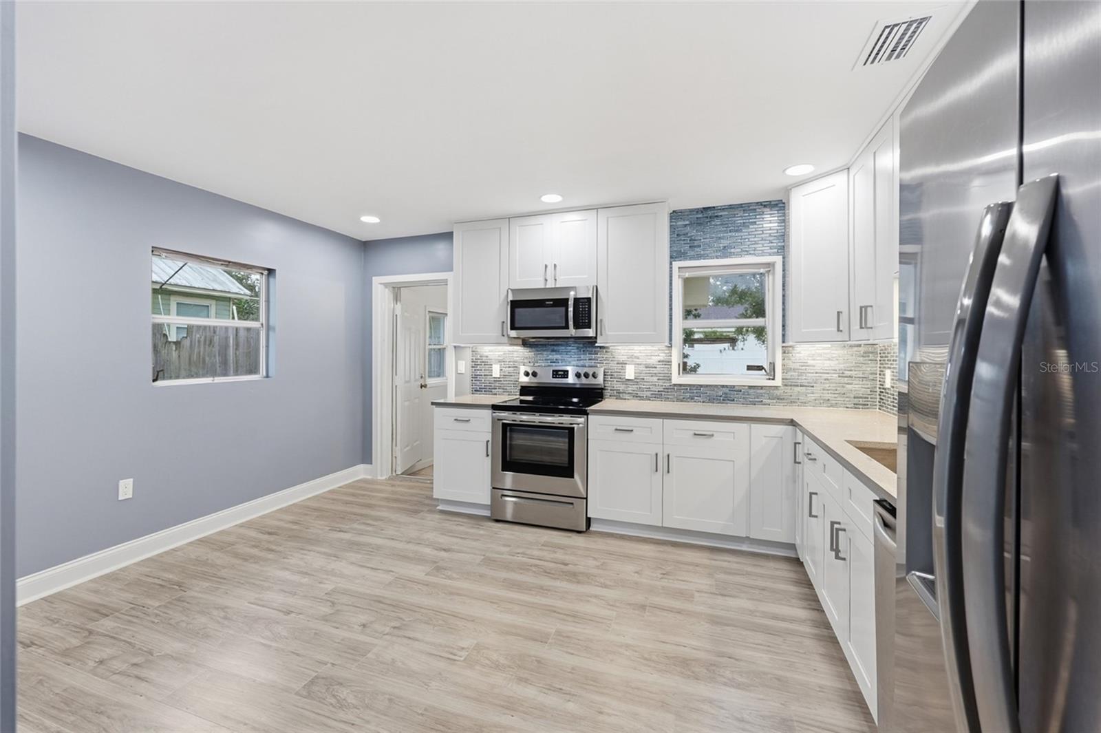 8407 N NEWPORT AVE — photo 7