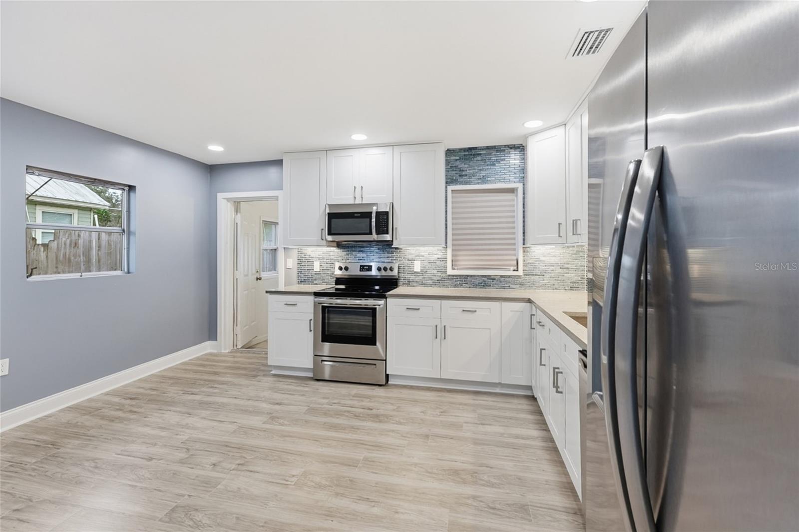 8407 N NEWPORT AVE — photo 6