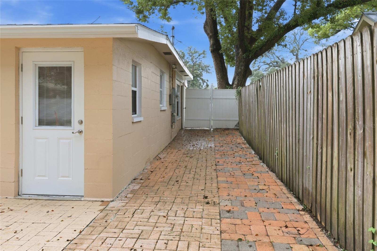 8407 N NEWPORT AVE — photo 4