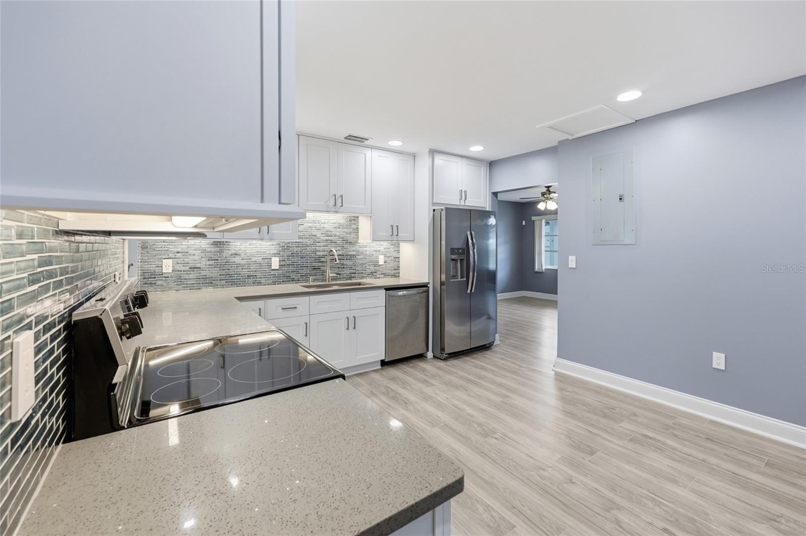 8407 N NEWPORT AVE — photo 8