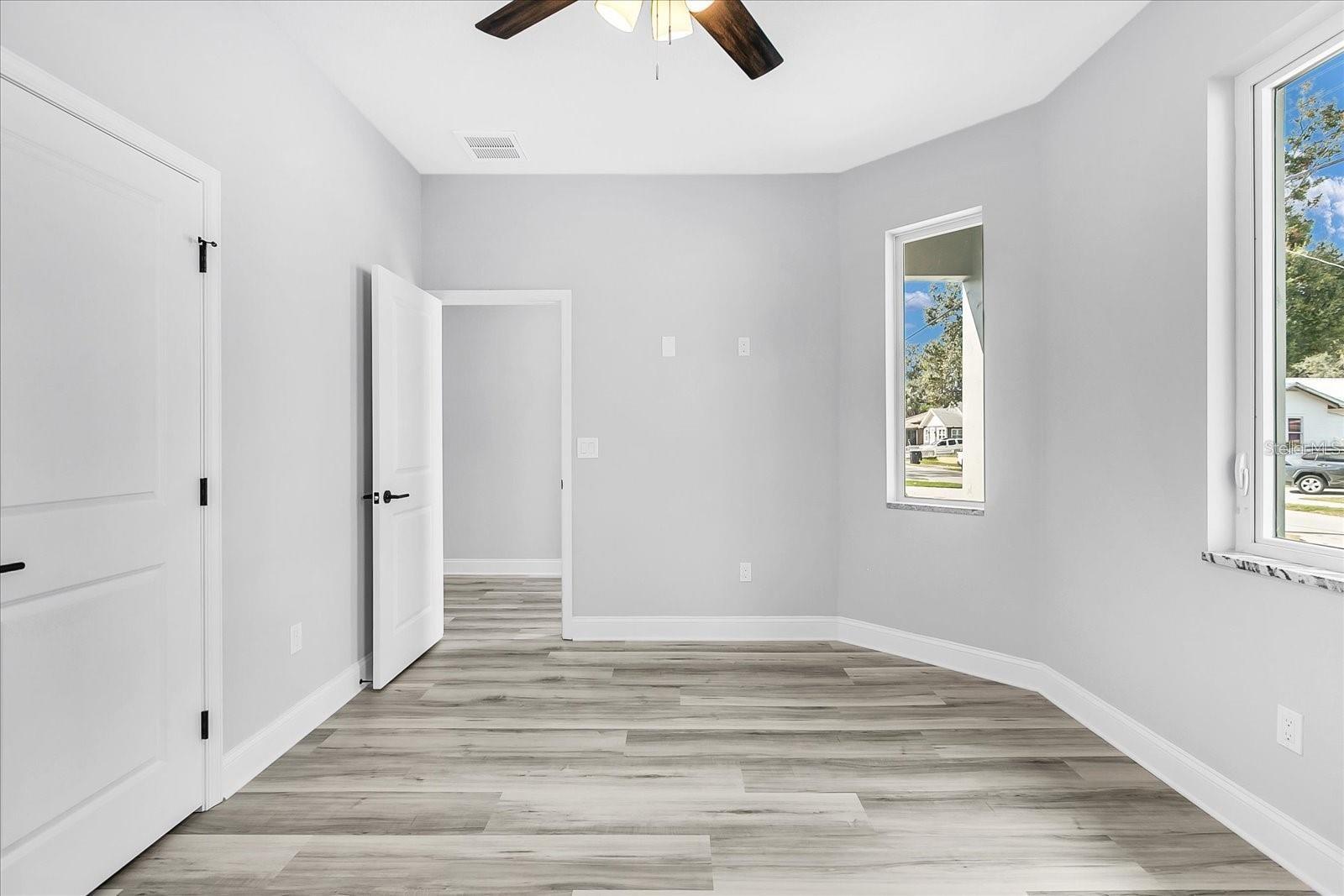 2318 W SAINT JOHN ST — photo 5