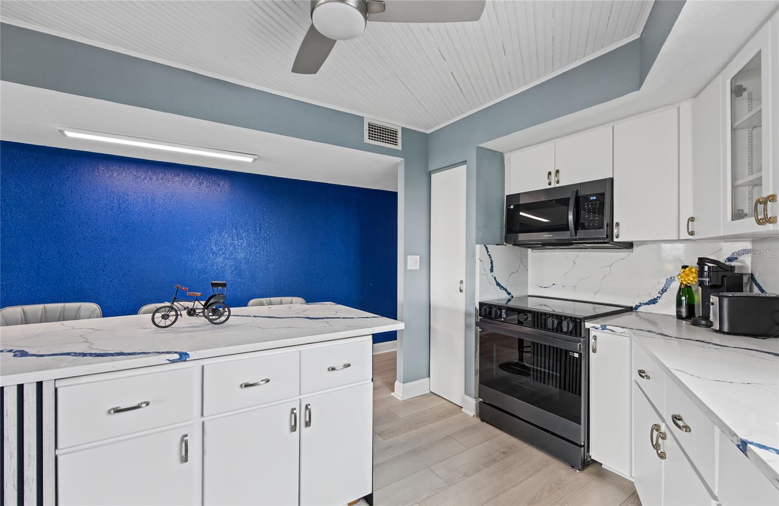 700 BEACH DR NE #701 — photo 19