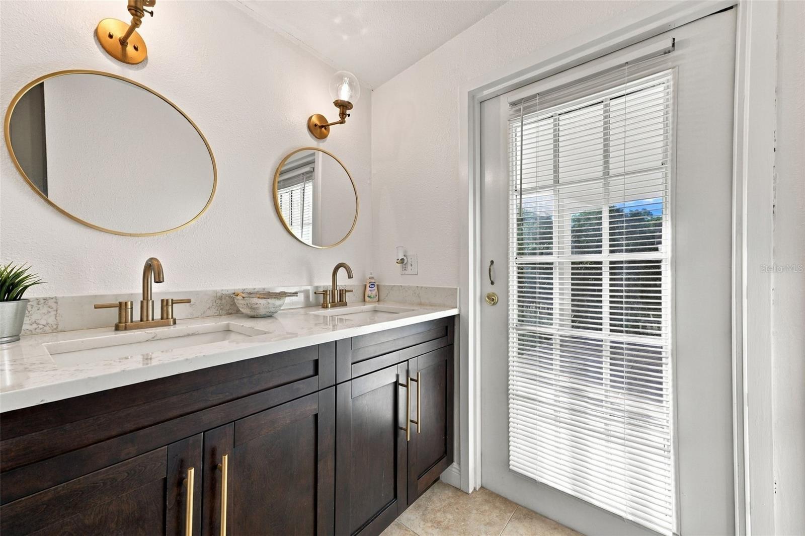 4203 N SUWANEE AVE — photo 16