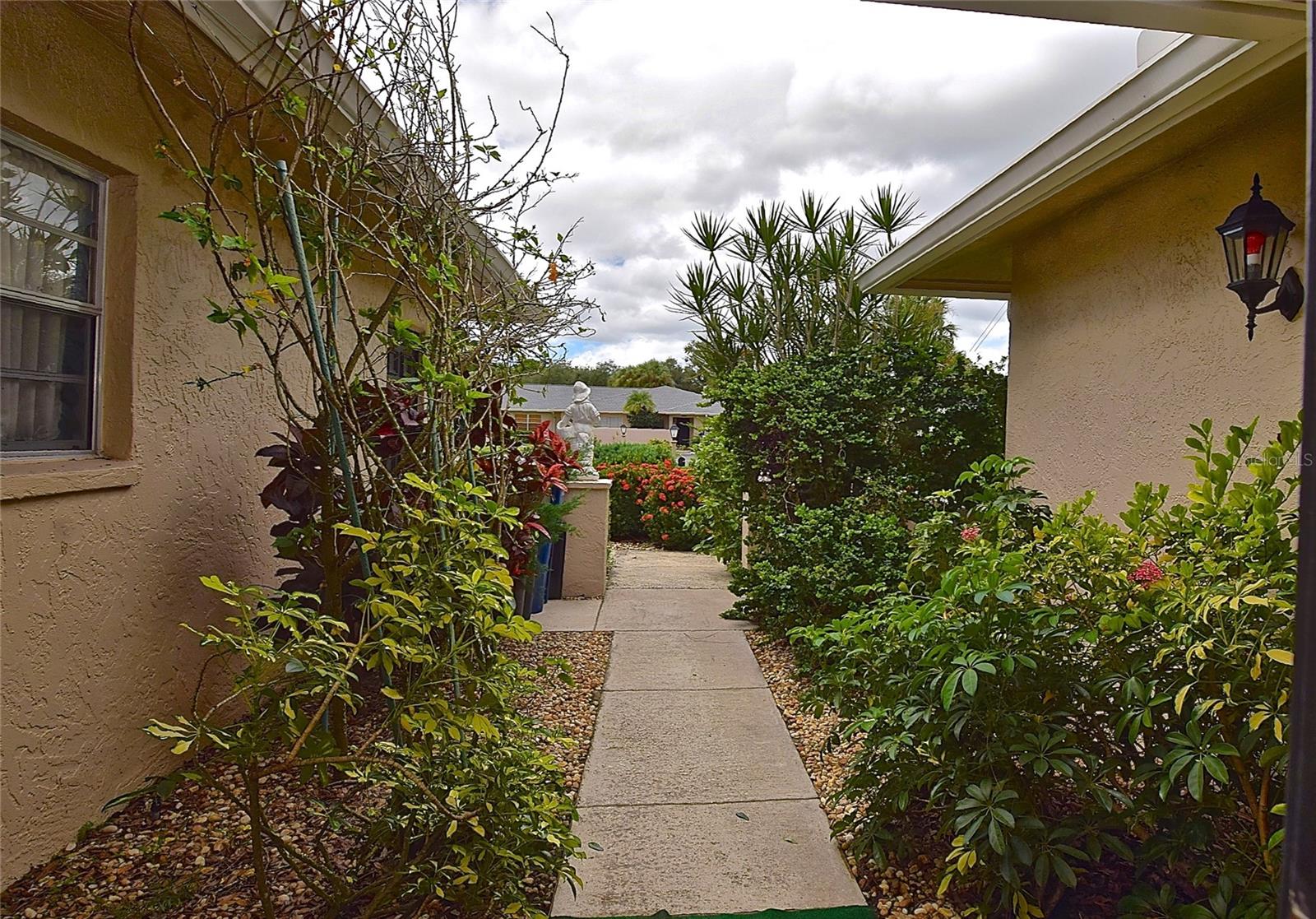 6883 W COUNTRY CLUB LN — photo 2