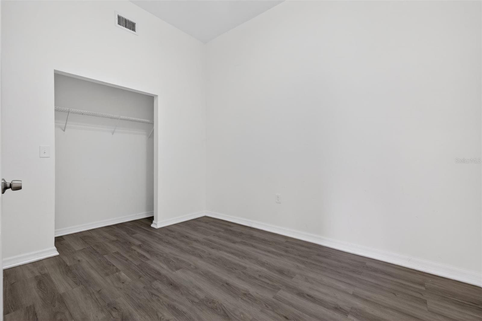 105 W COLUMBUS DR — photo 5