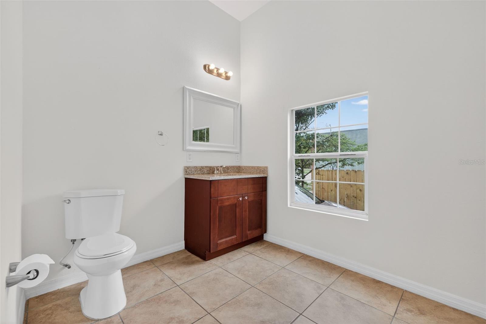 105 W COLUMBUS DR — photo 4