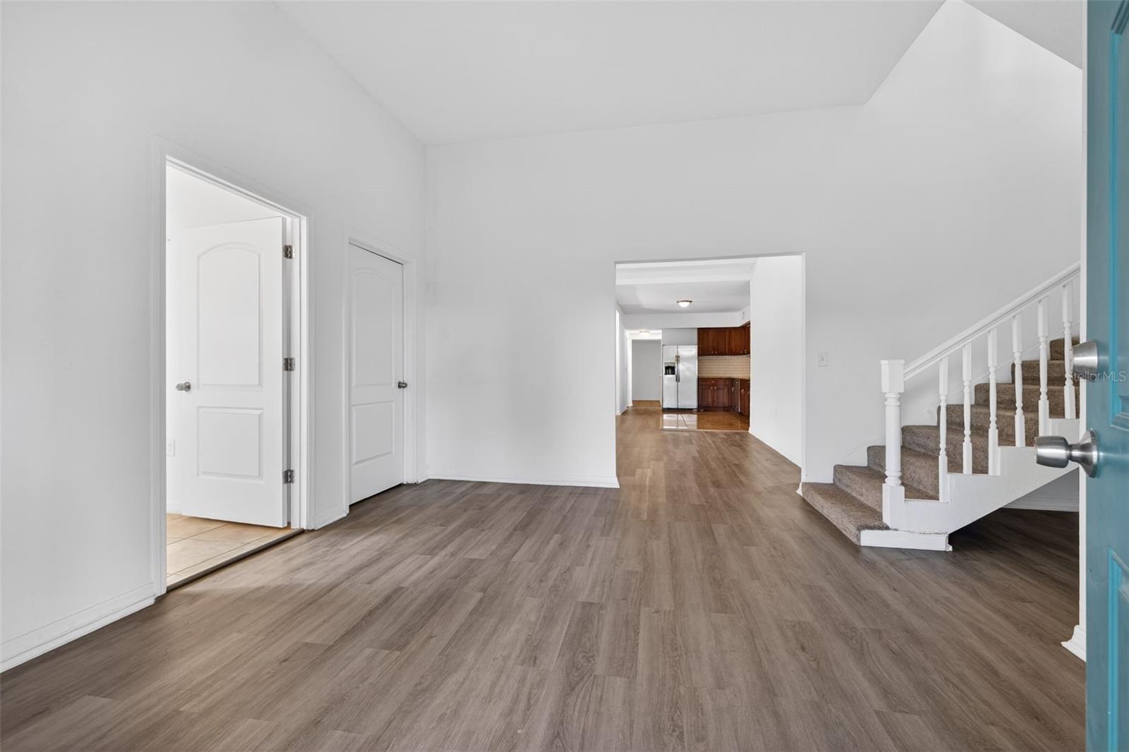 105 W COLUMBUS DR — photo 3