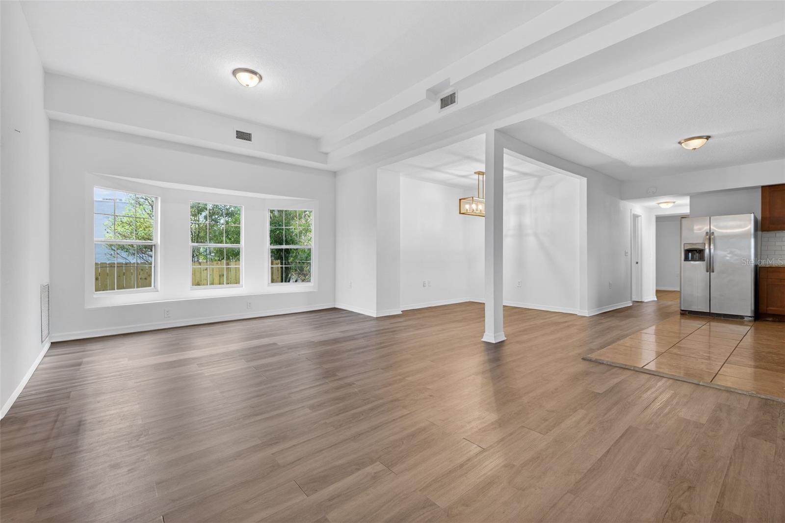 105 W COLUMBUS DR — photo 6