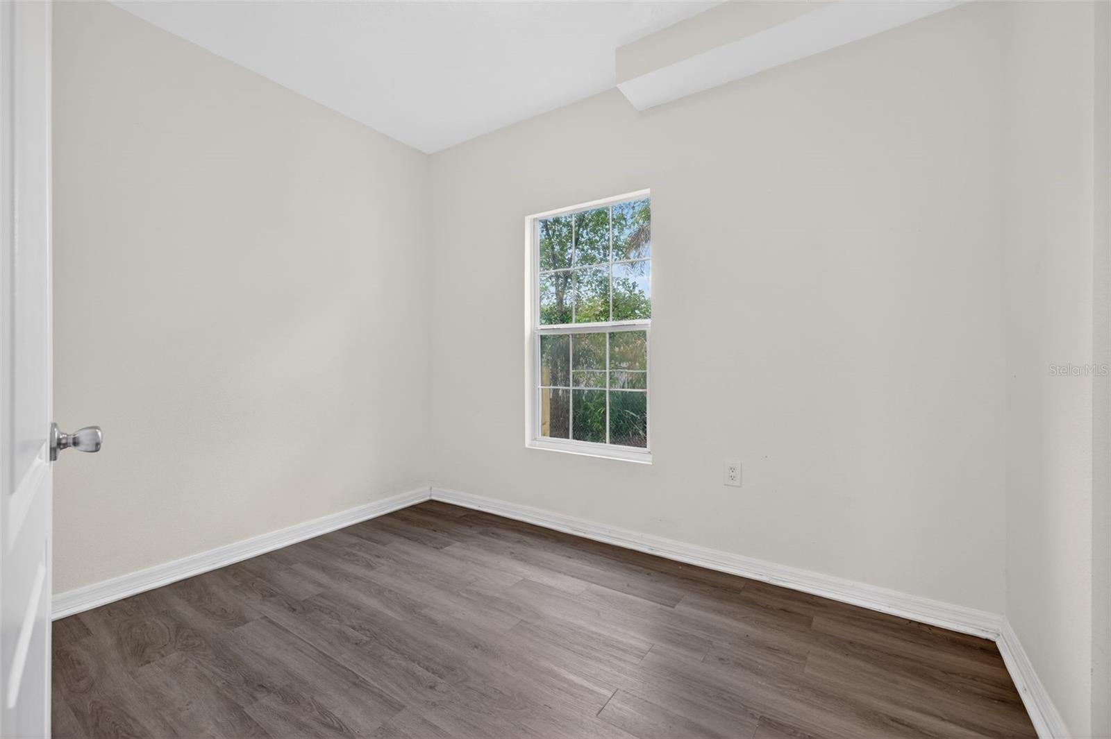 105 W COLUMBUS DR — photo 15