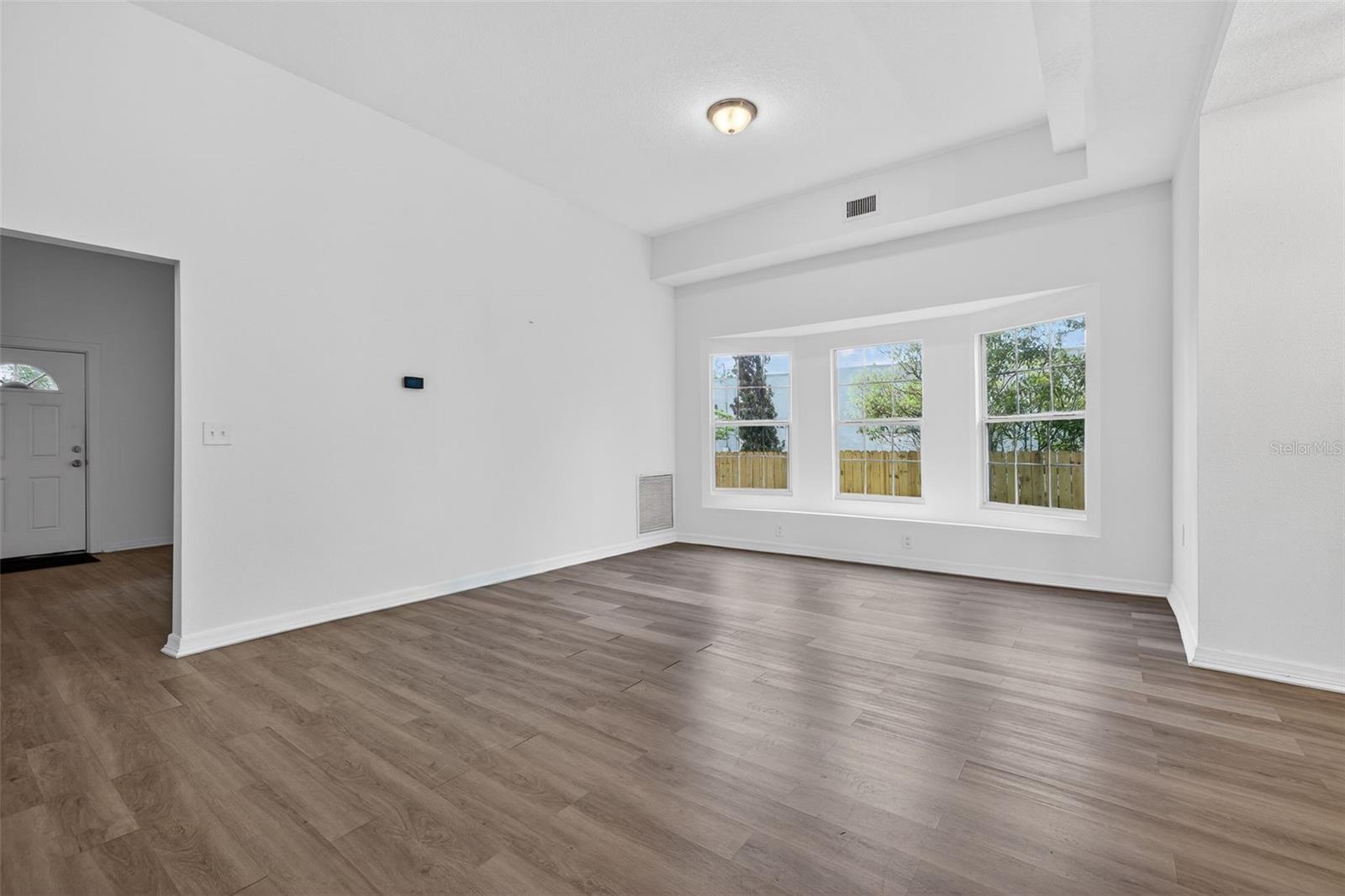 105 W COLUMBUS DR — photo 7