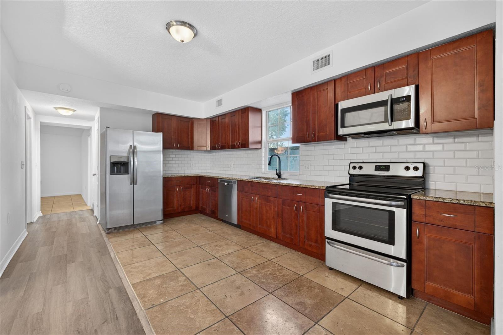105 W COLUMBUS DR — photo 14