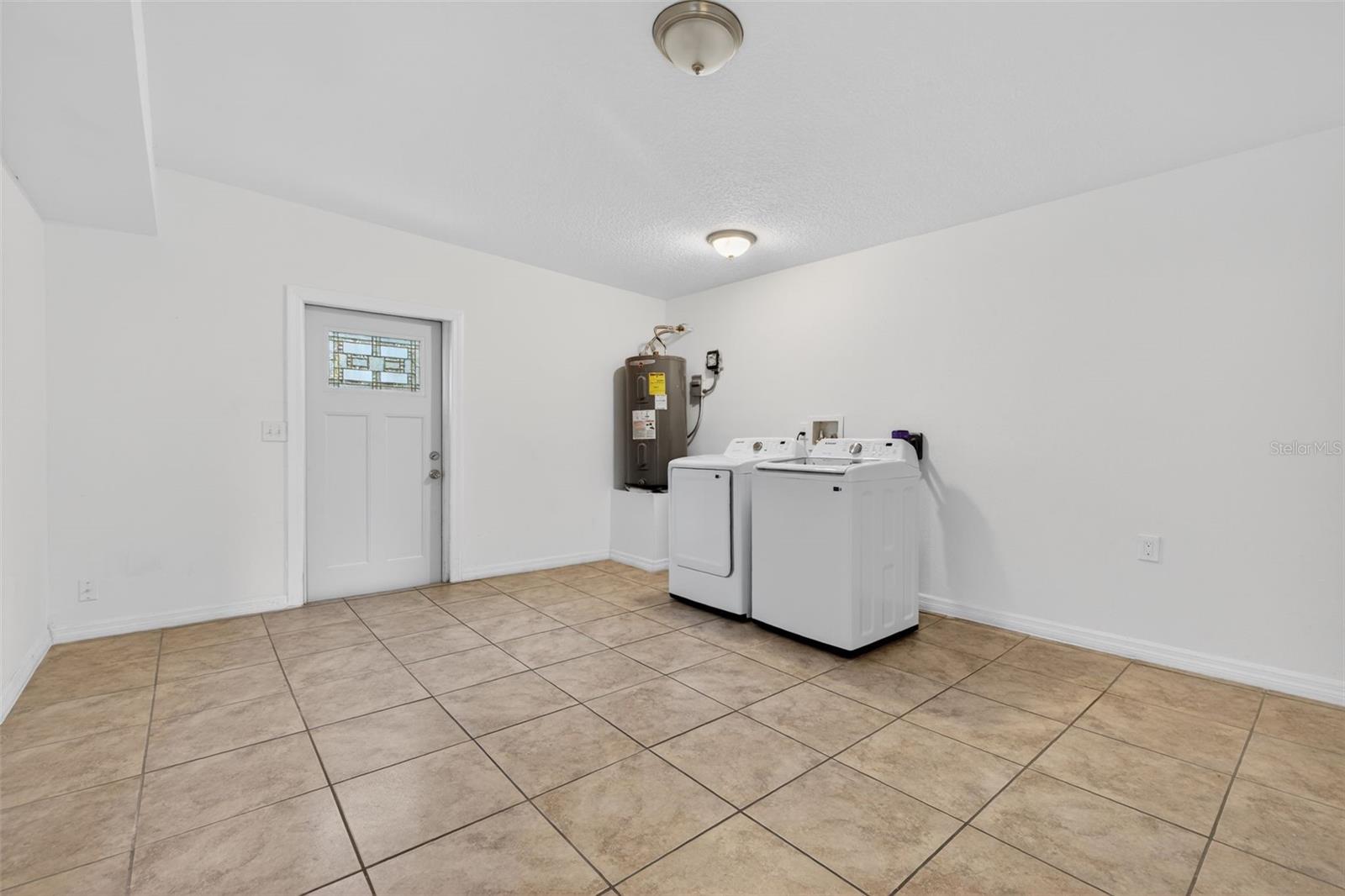 105 W COLUMBUS DR — photo 17