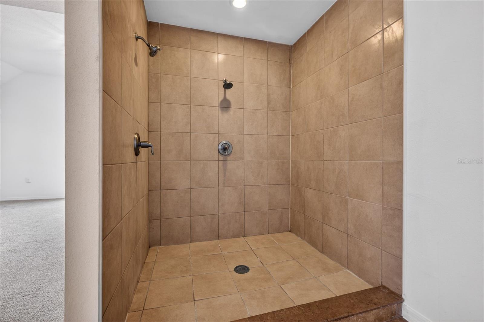 105 W COLUMBUS DR — photo 11