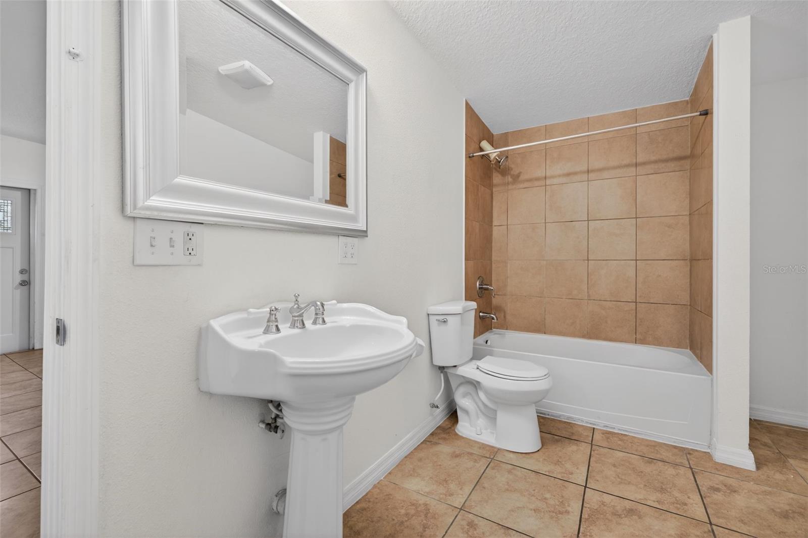 105 W COLUMBUS DR — photo 16