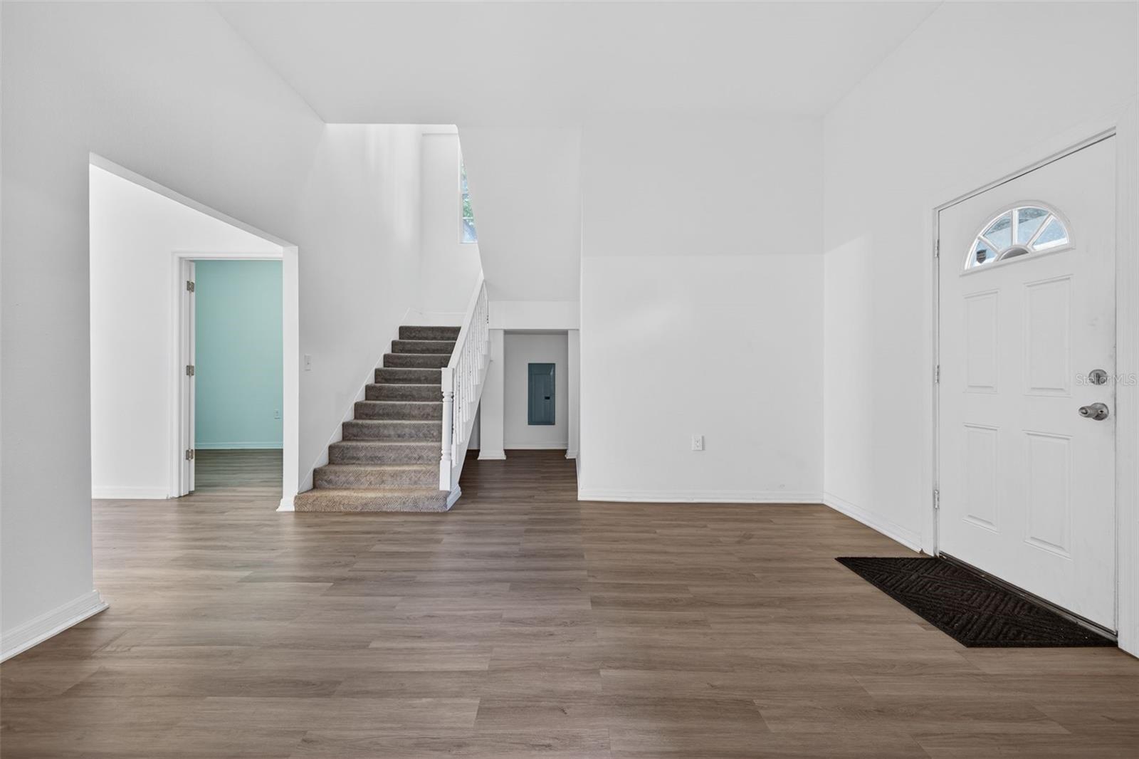 105 W COLUMBUS DR — photo 8