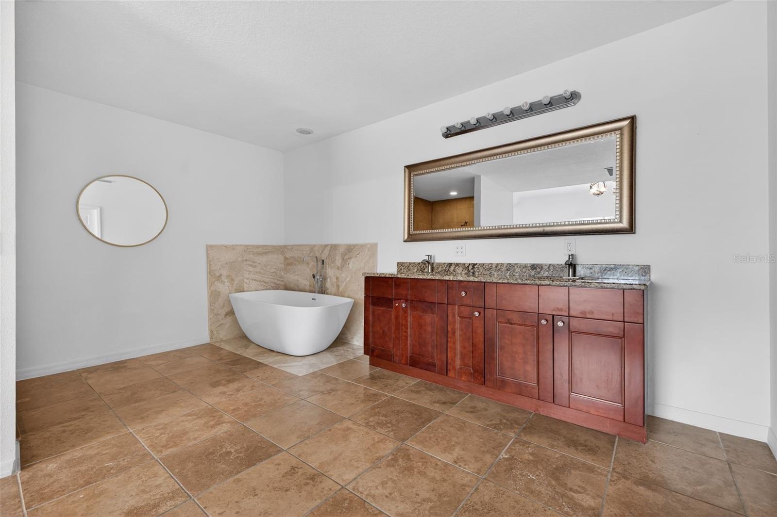 105 W COLUMBUS DR — photo 10