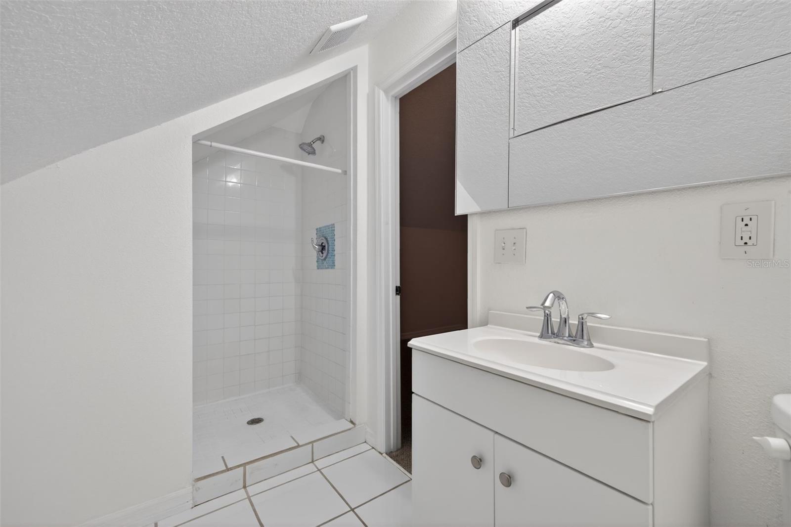 105 W COLUMBUS DR — photo 23