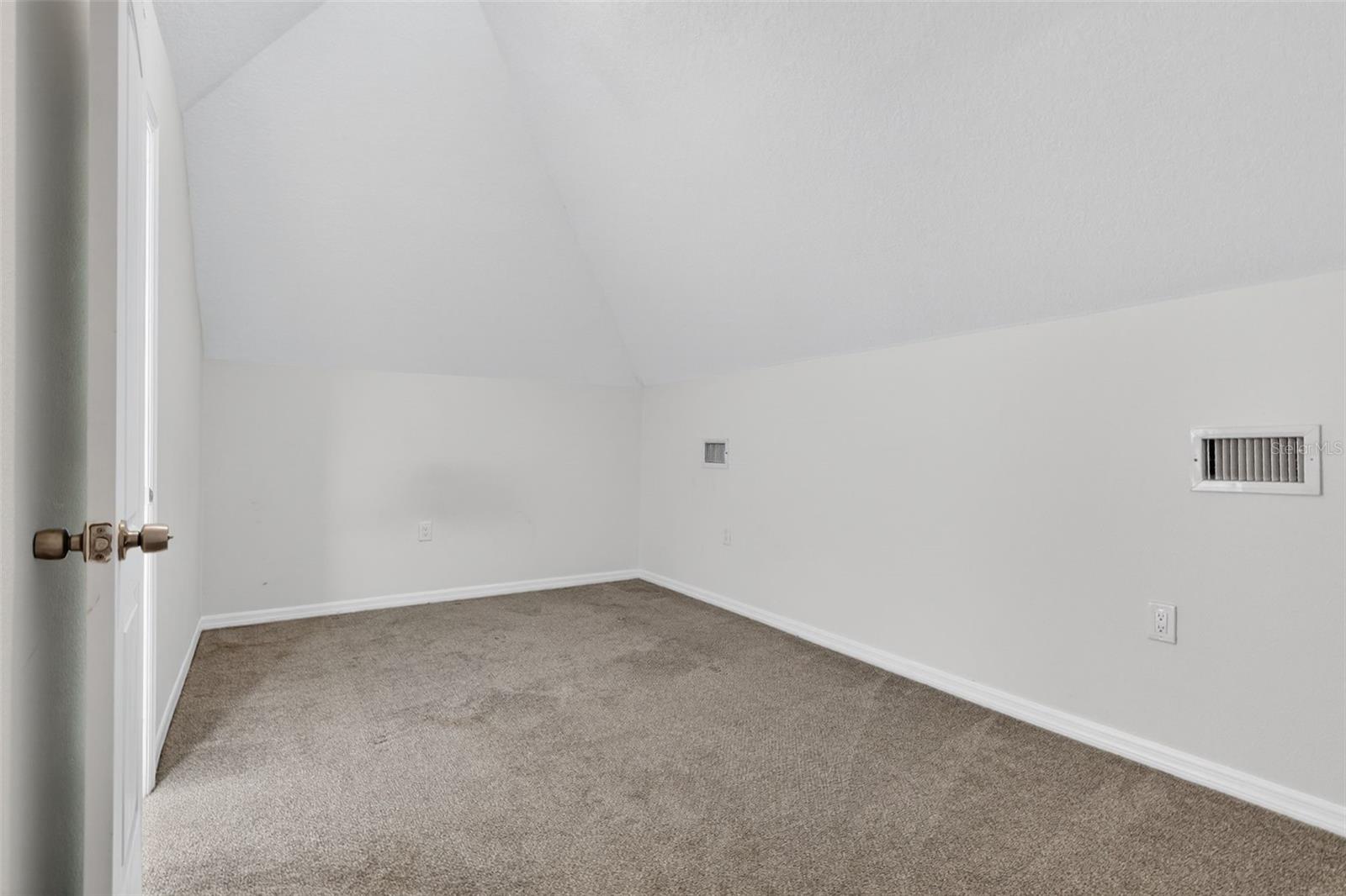 105 W COLUMBUS DR — photo 22