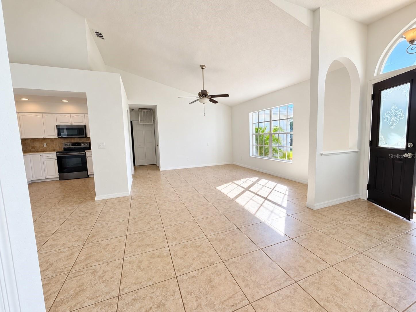 1092 S HARTSDALE ST — photo 3