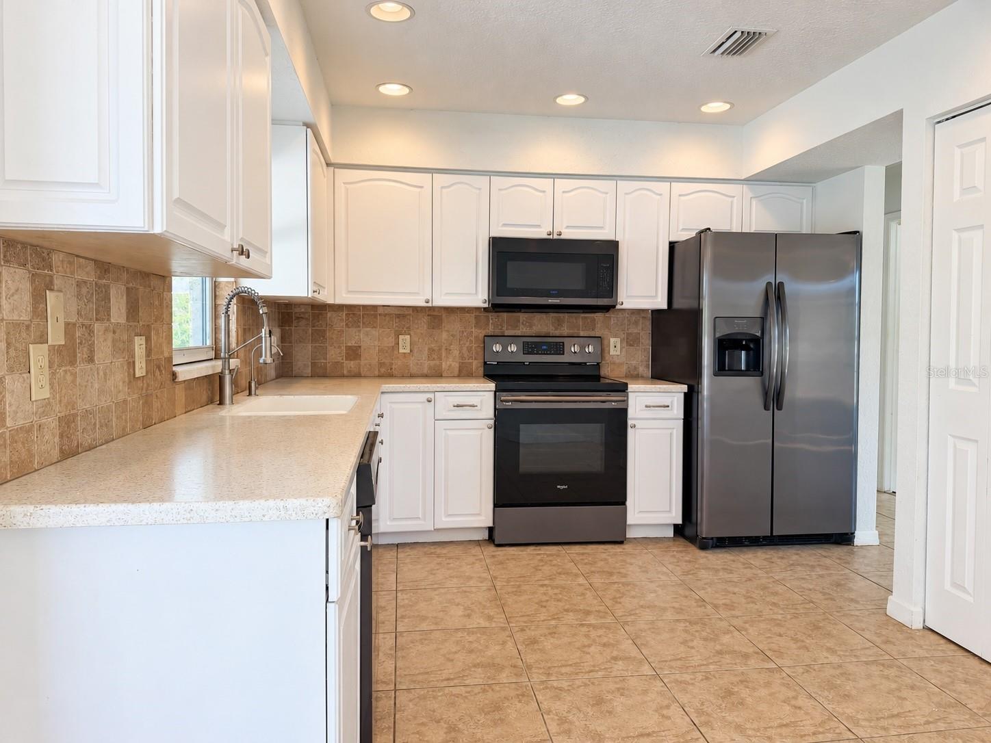 1092 S HARTSDALE ST — photo 5