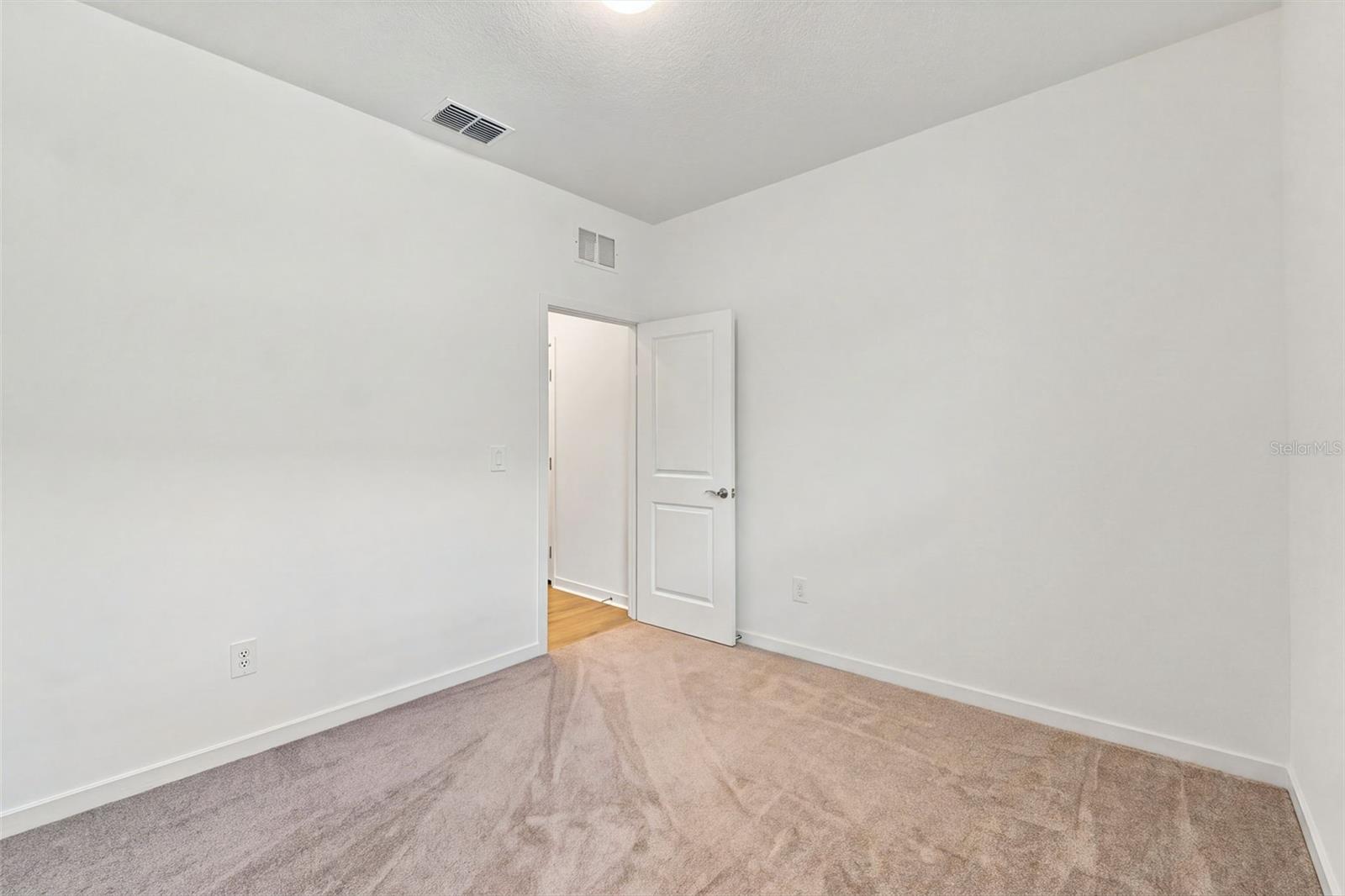 11226 SYCAMORE GLEN LOOP — photo 25