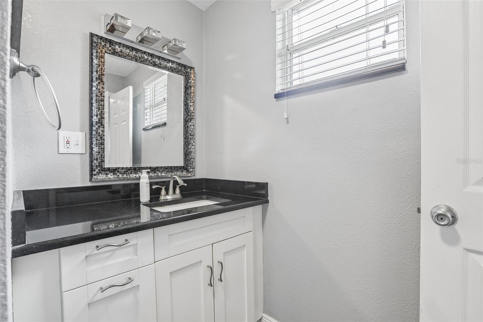 2318 W CORDELIA ST — photo 17