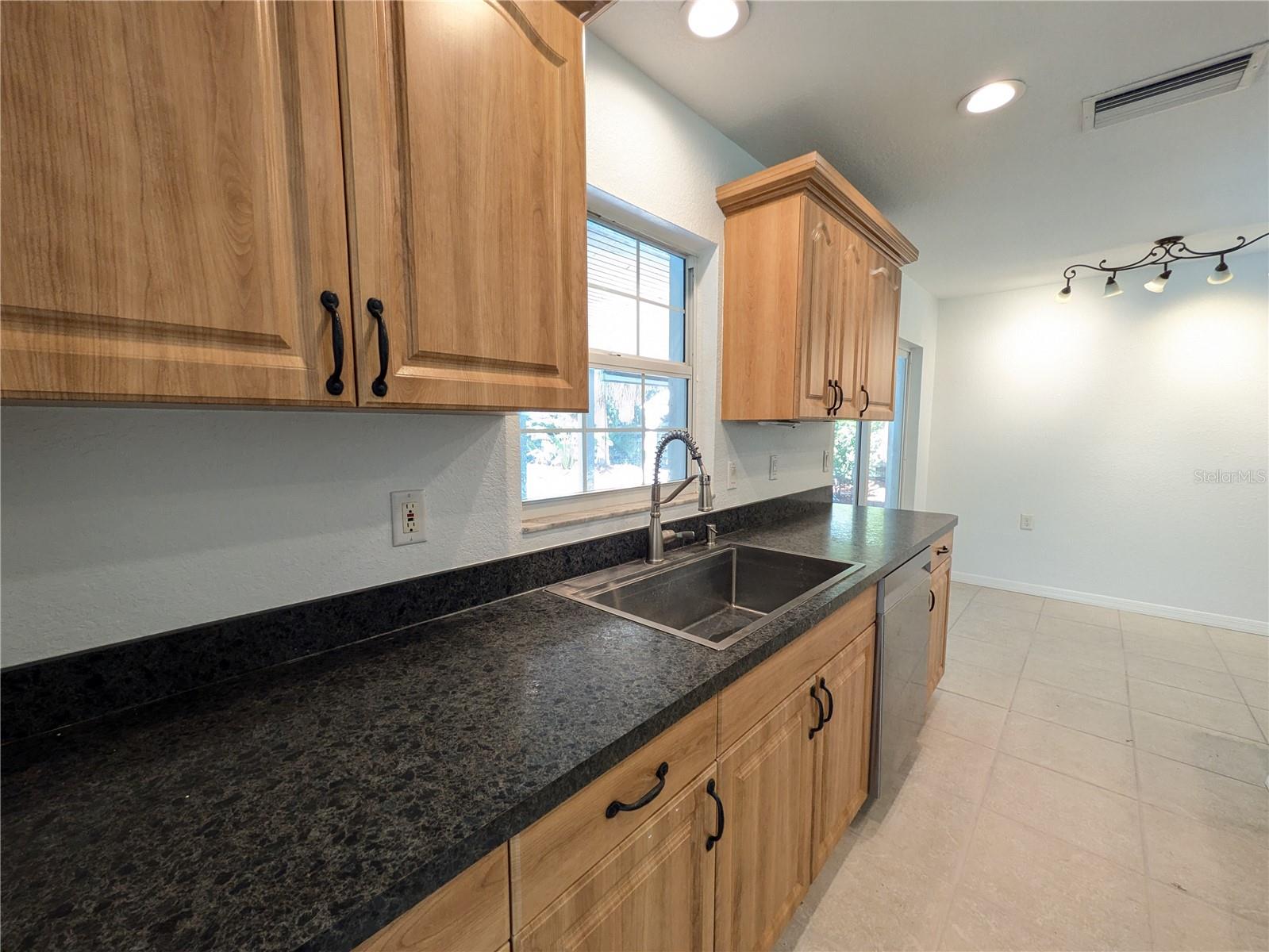 1133 RUSSELL AVE — photo 11