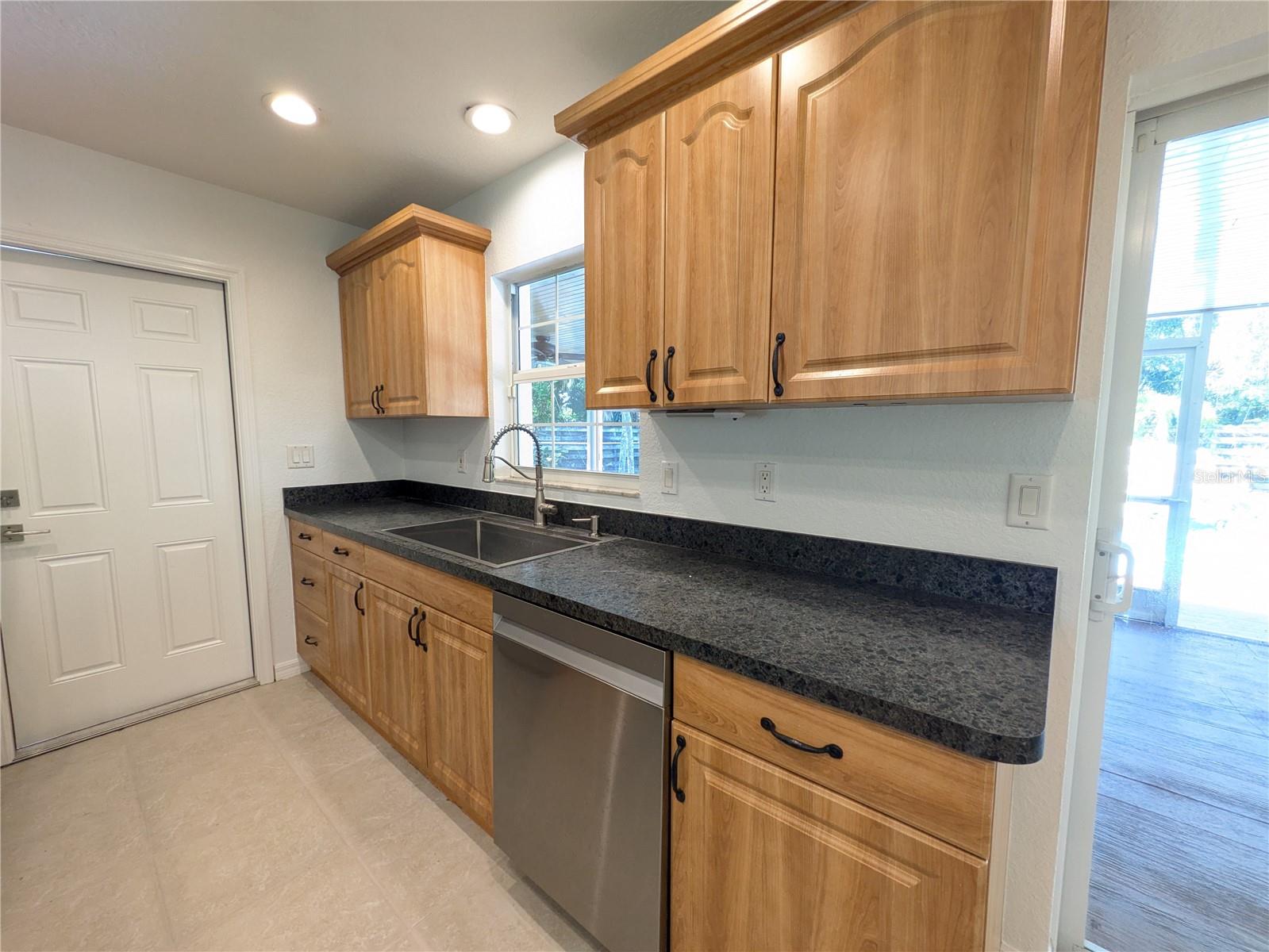 1133 RUSSELL AVE — photo 10