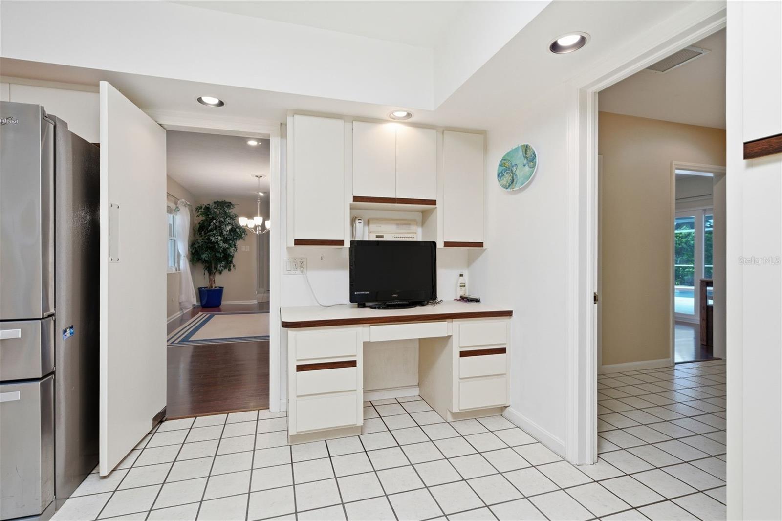 844 MAGELLAN DR — photo 34