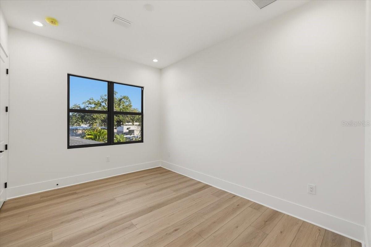 809 E LOUISIANA AVE #2 — photo 31