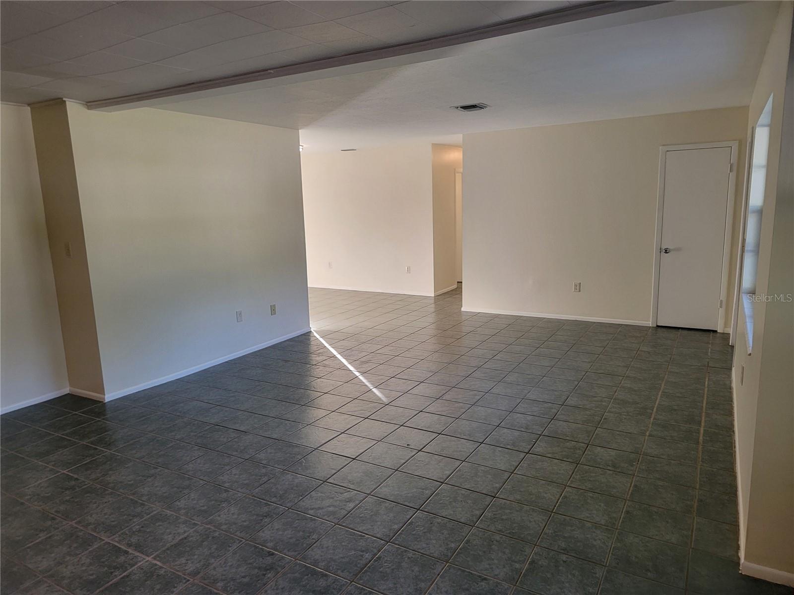 3988 BERKSHIRE DR — photo 12