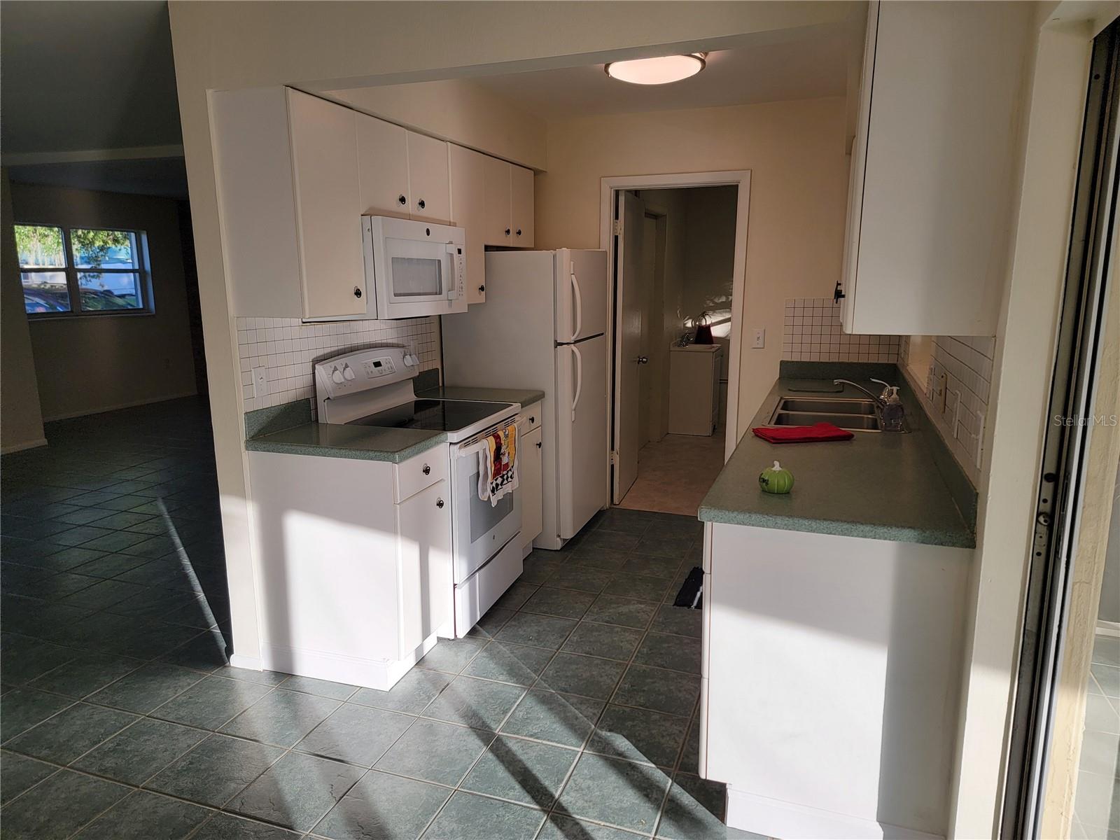 3988 BERKSHIRE DR — photo 16