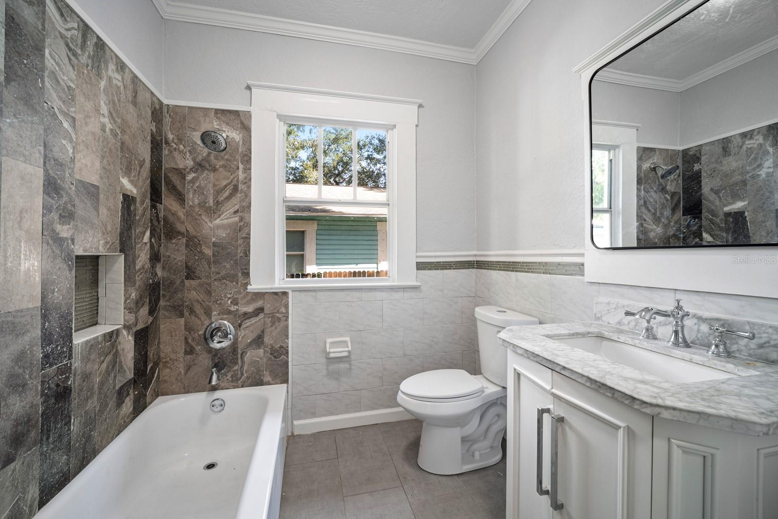708 E CRENSHAW ST — photo 17