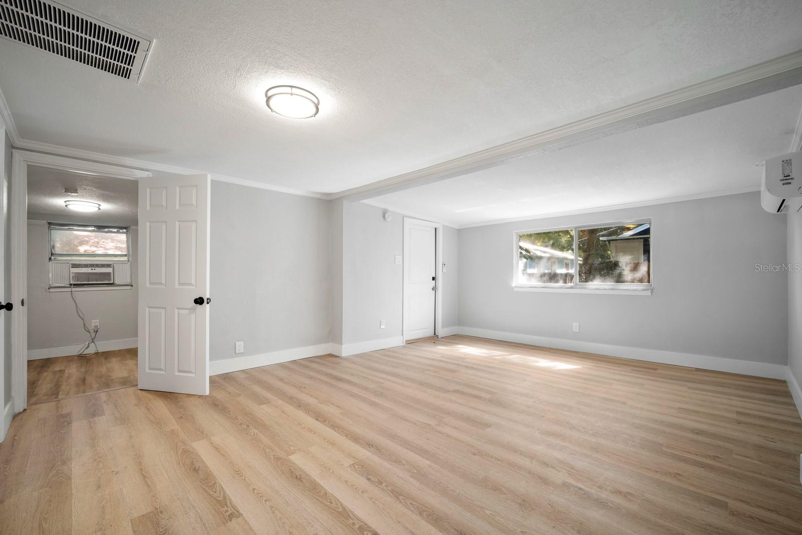708 E CRENSHAW ST — photo 37